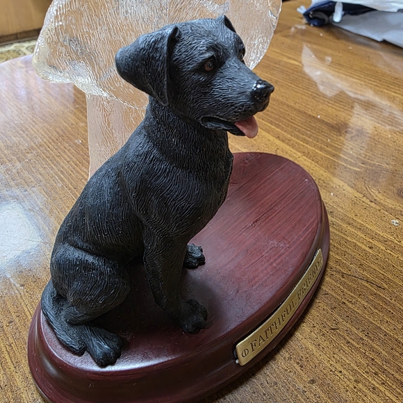 The product is a figurine of a faithful black Labrador Retriever - Picture 4 of 5